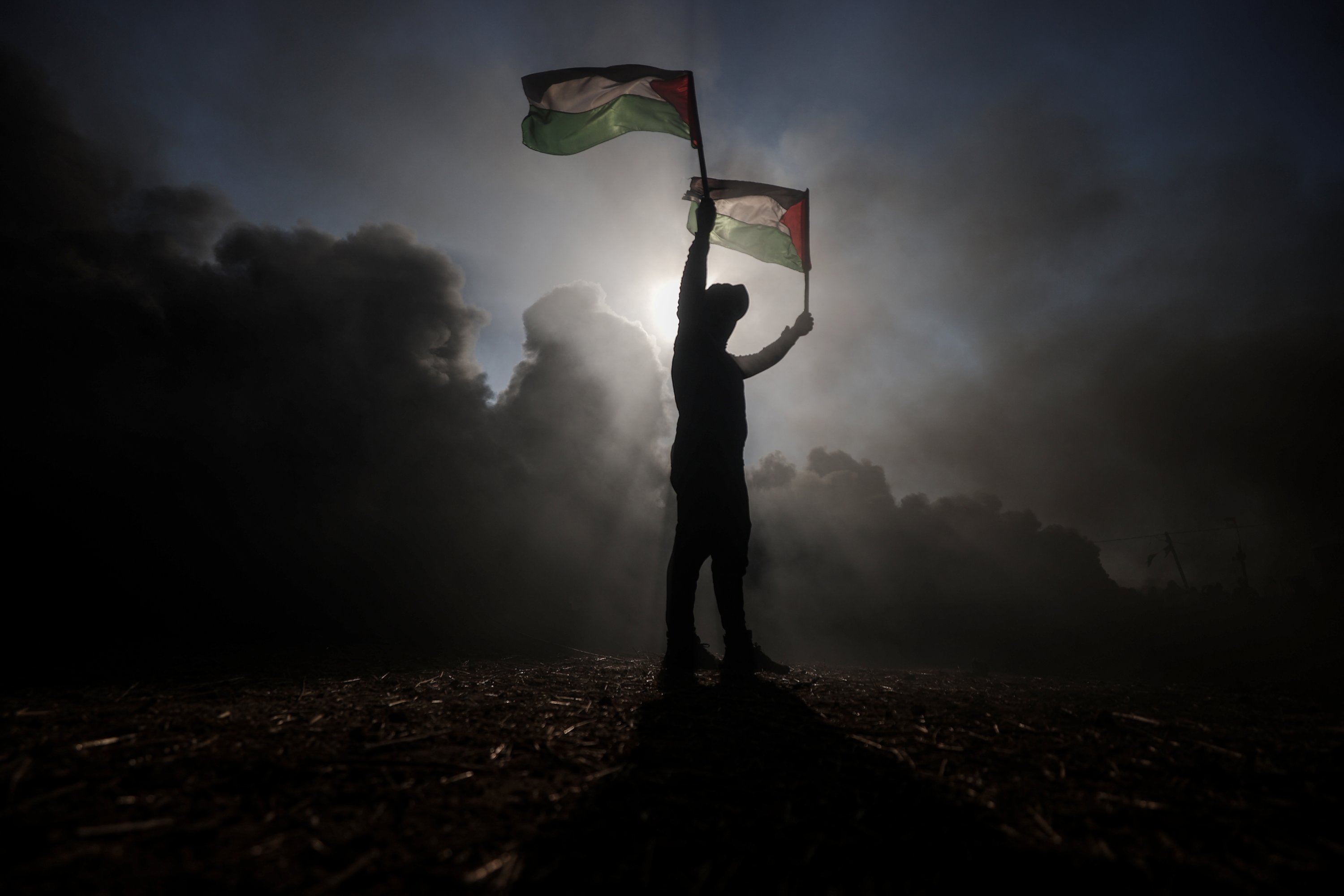 Seorang demonstran di Gaza mengibarkan bendera Palestina sebagai protes atas serangan militer Israel yang sedang berlangsung di Jenin Tepi Barat yang diduduki, Gaza, Palestina, 3 Juli 2023. (Foto AA)