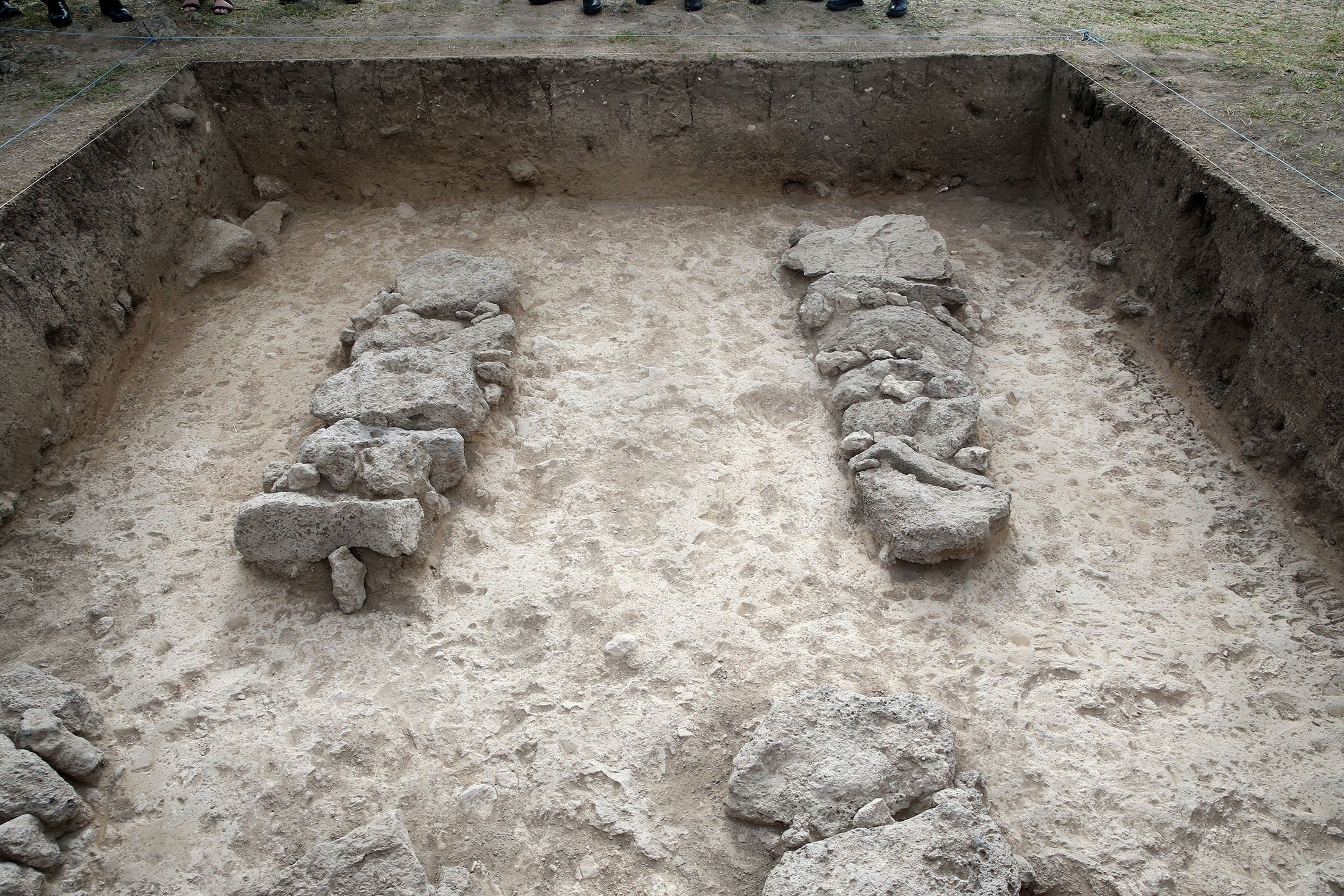 Para peneliti bekerja di lokasi penggalian di distrik Malazgirt, di Muş, Türkiye, 3 Juli 2023. (Foto AA)
