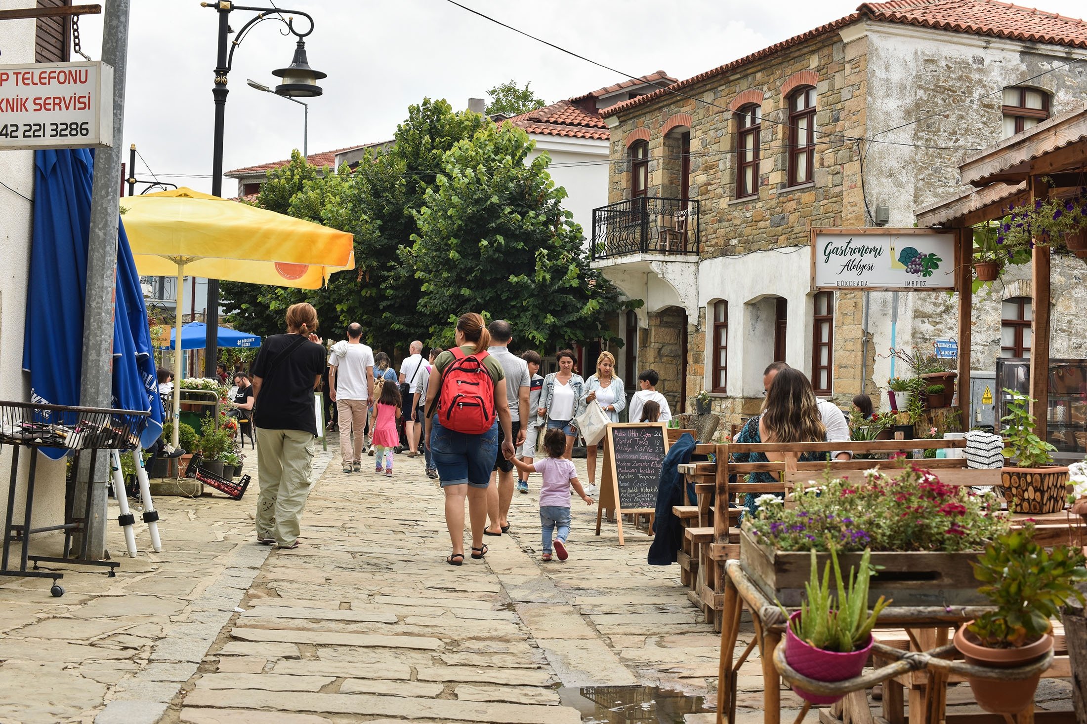 Turis berkeliaran di pusat kota di Gökçeada, di Çanakkale, Türkiye, 15 Juli 2019. (Foto Shutterstock)