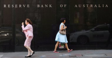 Two women walk next to the Reserve Bank of Australia headquarters in central Sydney, Australia, Feb. 6, 2018. (Reuters Photo)