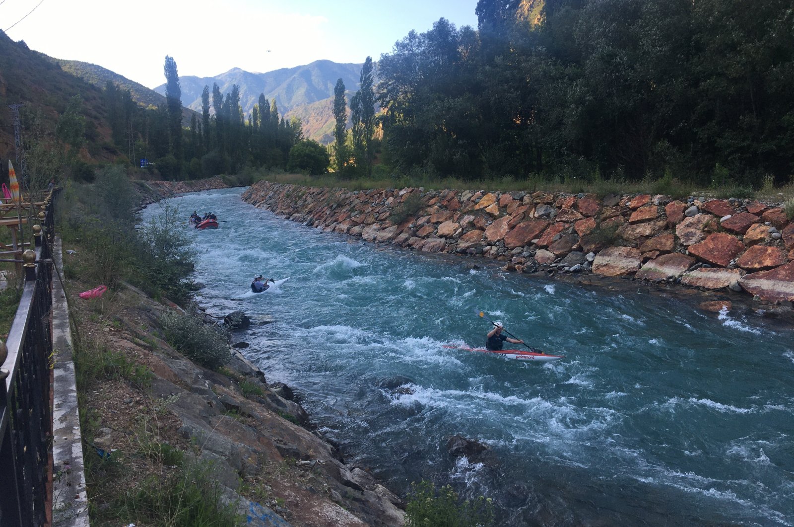 Sungai Barhal di Artvin Türkiye memikat para penggemar arung jeram