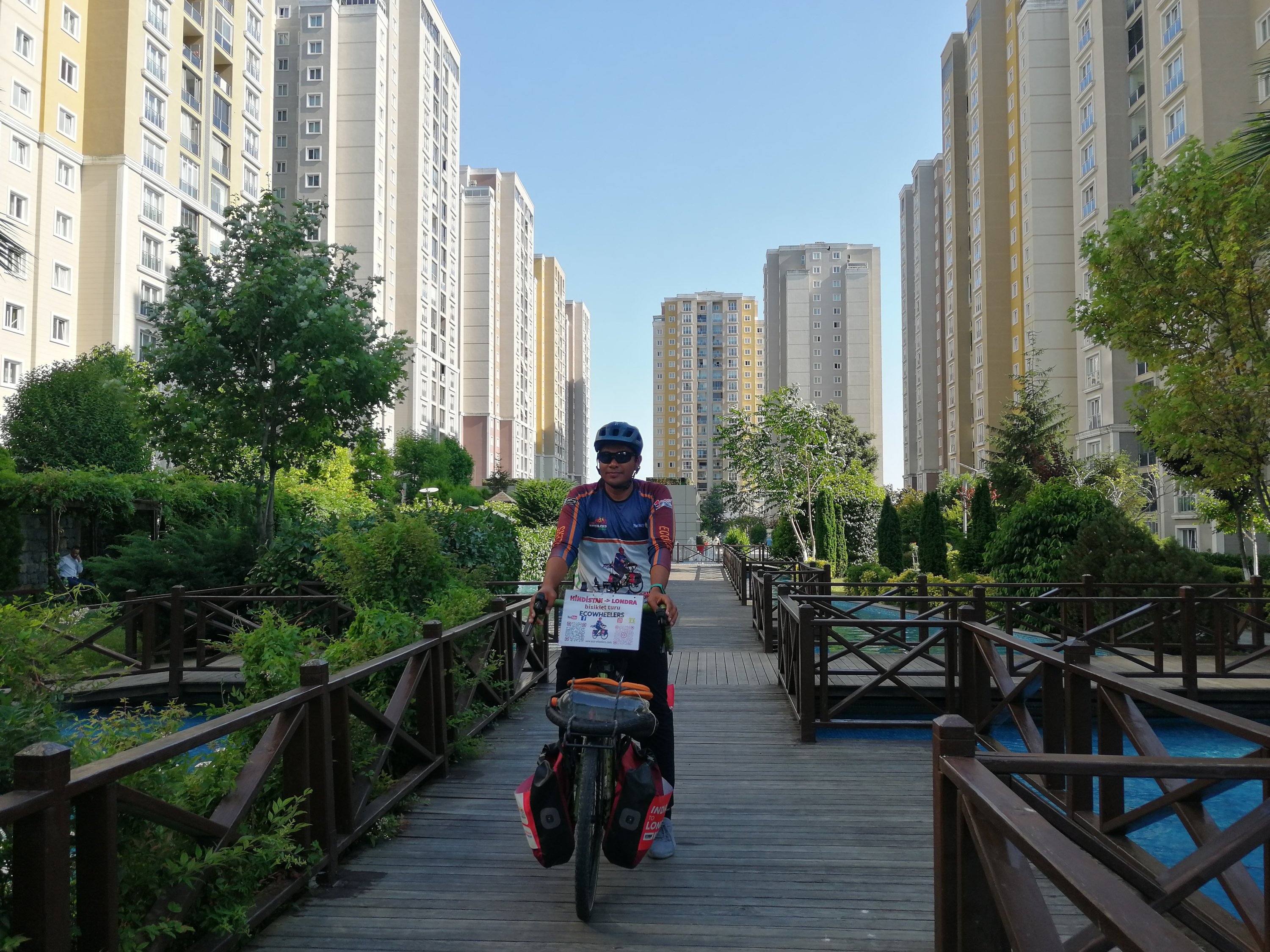 Fayis Asraf Ali mengayuh sepeda melewati kompleks apartemen di Istanbul, Türkiye, 5 Juli 2023. (Foto oleh Sisa Sindh)