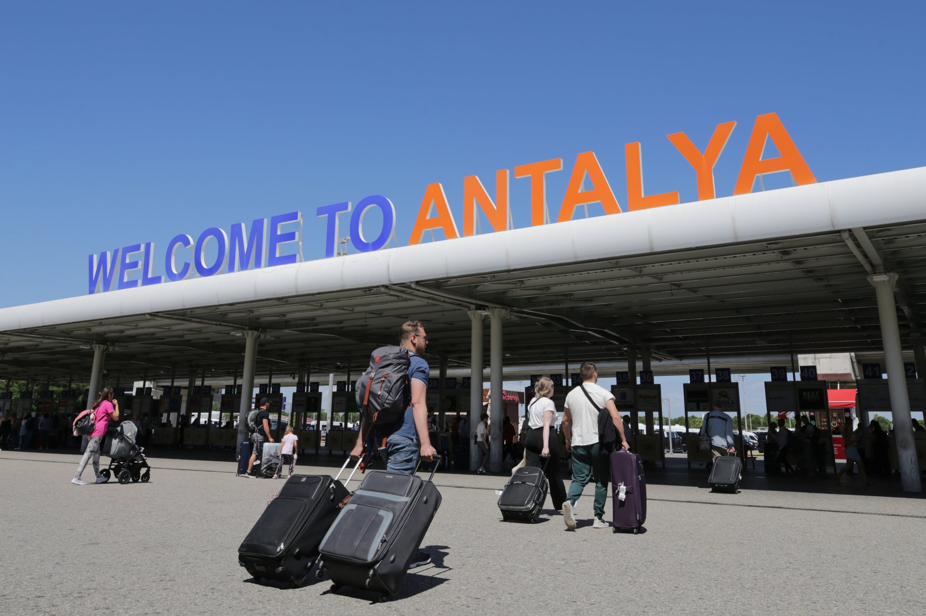 Turis keluar dari bandara saat mereka tiba di hot spot pariwisata Mediterania Antalya, Türkiye selatan, 6 Juni 2023. (Foto AA)