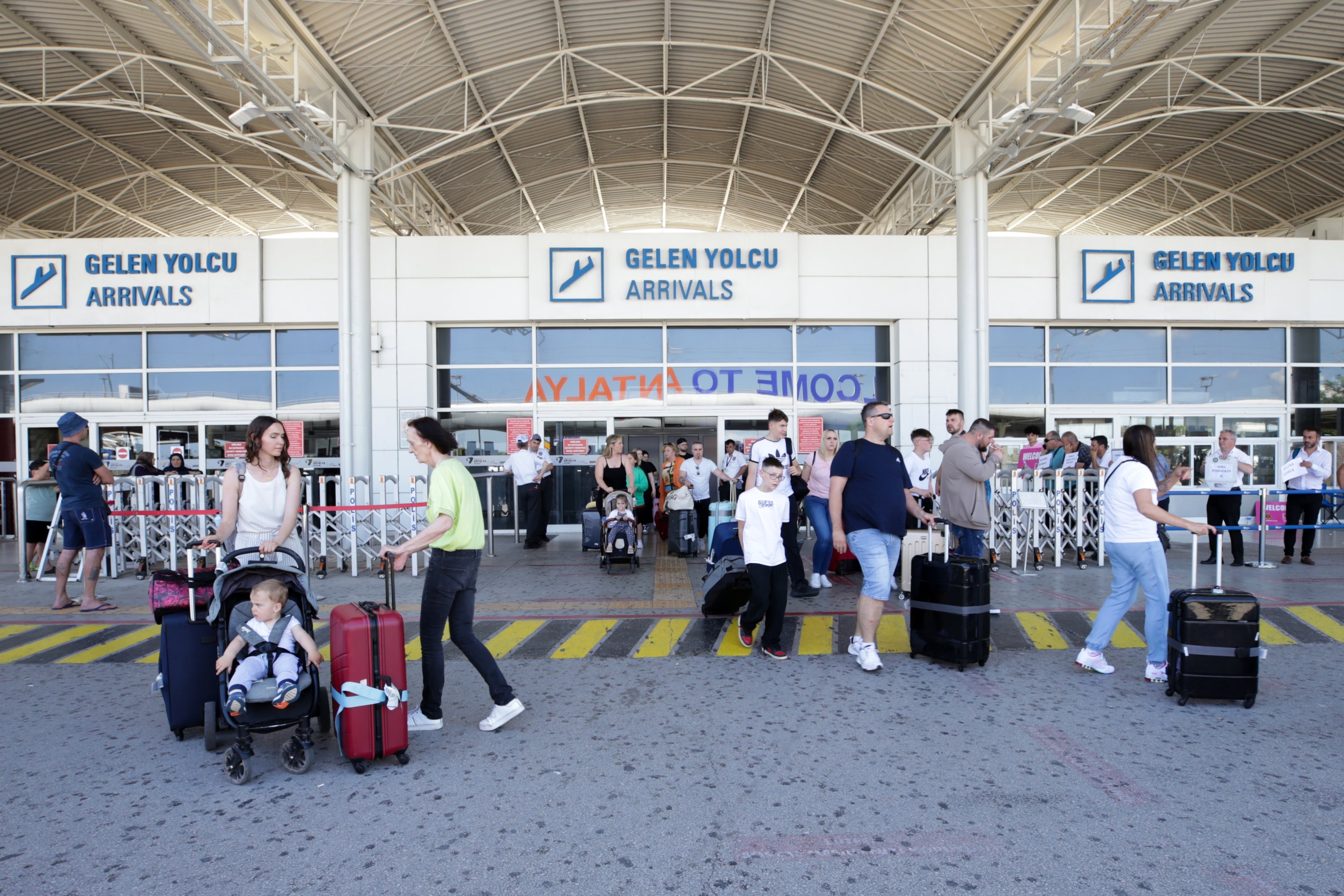 Turis keluar dari bandara saat mereka tiba di hot spot pariwisata Mediterania Antalya, Türkiye selatan, 6 Juni 2023. (Foto AA)