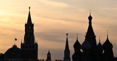 People enjoy the view of the Kremlin from a pedestrian bridge at the Zaryadye Park during sunset in downtown Moscow, Russia, July 1, 2023. (AFP Photo)