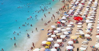 People are seen at a beach in Antalya, southern Türkiye, June 26, 2023. (AA Photo)  ( Talip Demirci - Anadolu Ajansı )