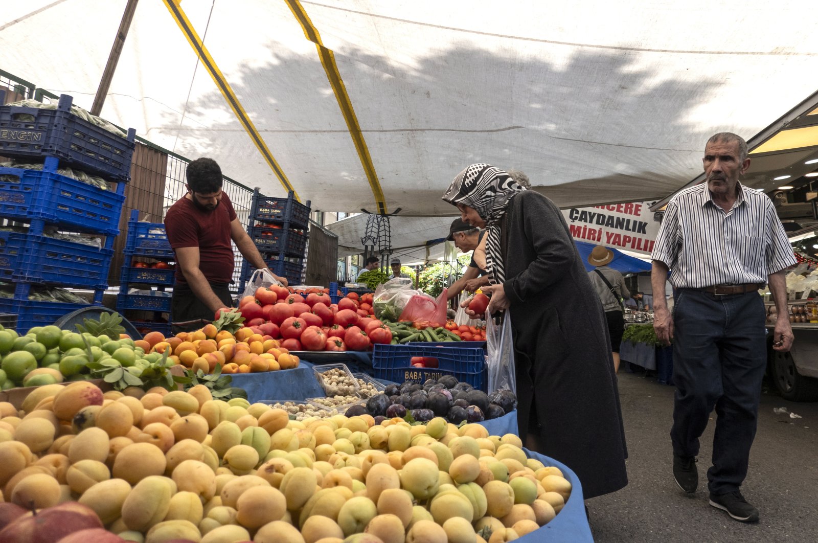People shop at a street market in Istanbul, Türkiye, June 22, 2023. (EPA Photo)