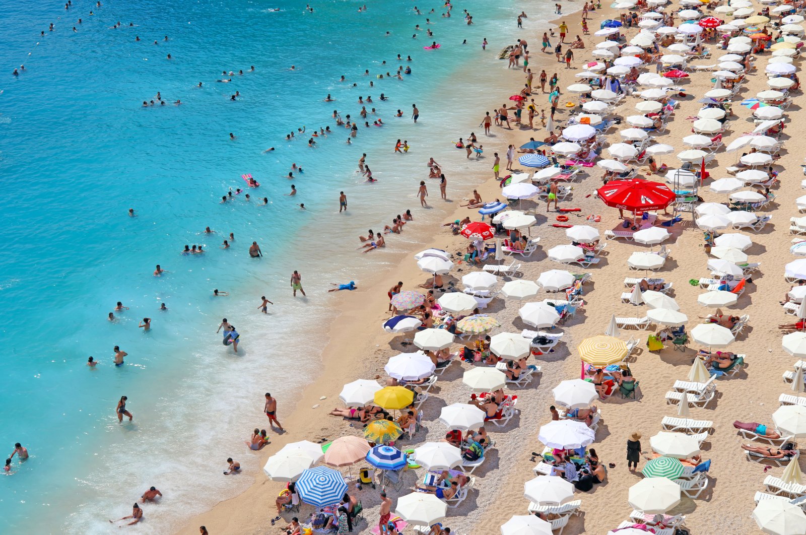 People are seen at a beach in Antalya, southern Türkiye, June 26, 2023. (AA Photo)  ( Talip Demirci - Anadolu Ajansı )