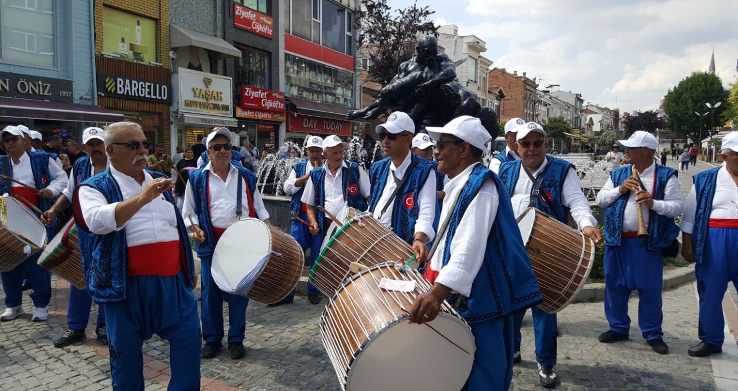 Tim drum dan zurna Edirne menghibur penonton menjelang Gulat Minyak Sejarah Kırkpınar, Edirne, Türkiye, 5 Juli 2023. (Foto DHA)