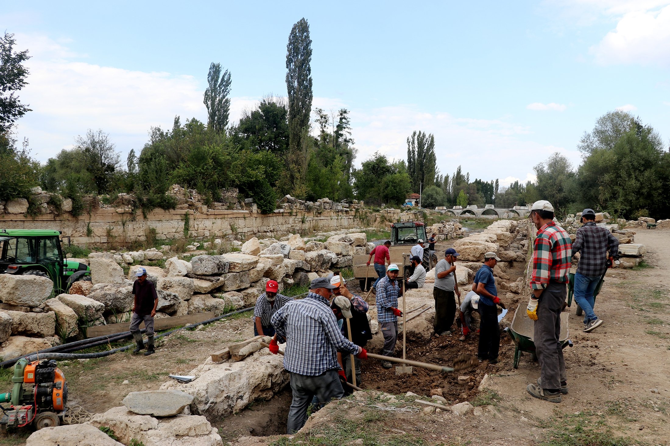 Para arkeolog mulai mengerjakan penggalian di kota kuno Aizanoi, di Kütahya, Türkiye, 5 Juli 2023. (Foto AA)
