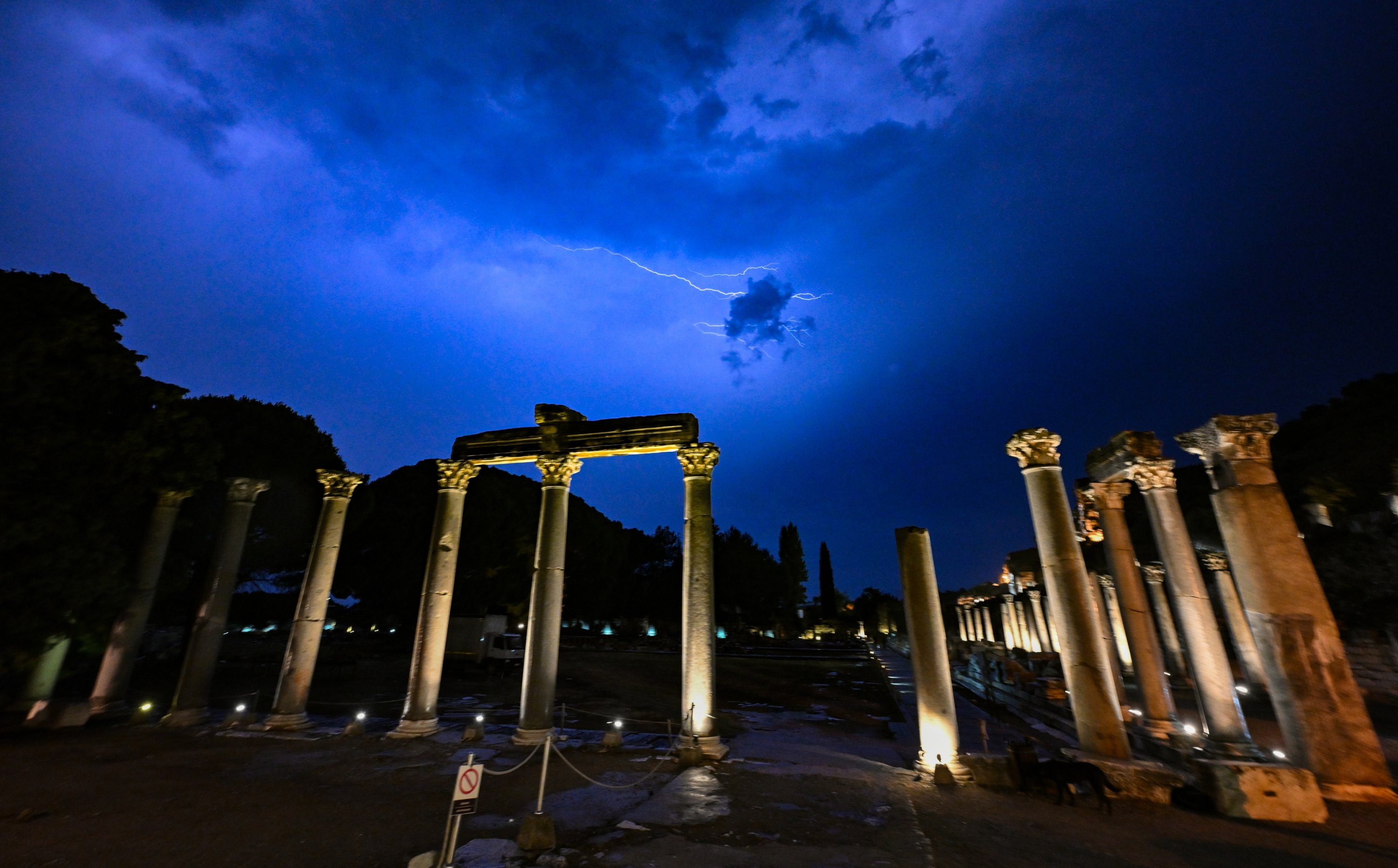 Petir menerangi langit di atas kota kuno Efesus, Izmir, Türkiye barat, 6 Juli 2023. (Foto AA)