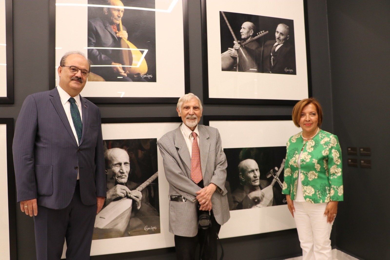 Kiri ke kanan, Wakil Menteri Kebudayaan dan Pariwisata Serdar Çam, fotografer Ozan Sağdıç dan cucu perempuan Aşık Veysel, Nazender Süzer Gökçe, Ankara, Türkiye, 6 Juli 2023. (Foto DHA)