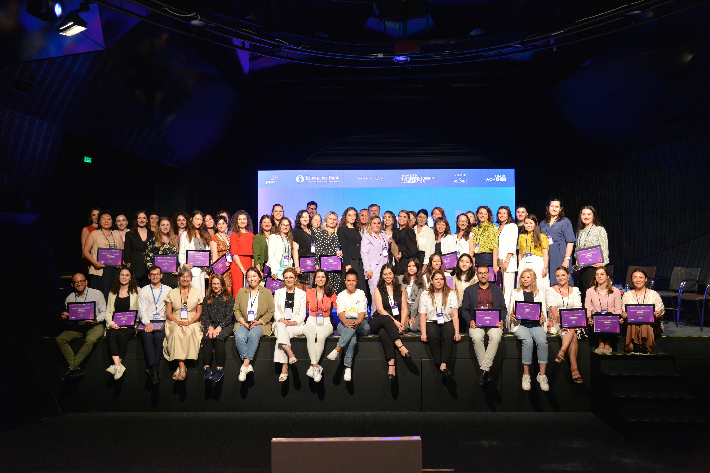 Perwakilan UN Women dan pengusaha wanita berpose untuk foto setelah Expo Capital Quest, Istanbul, Türkiye, 6 Juli 2023. (Courtesy of UN Women ECA)