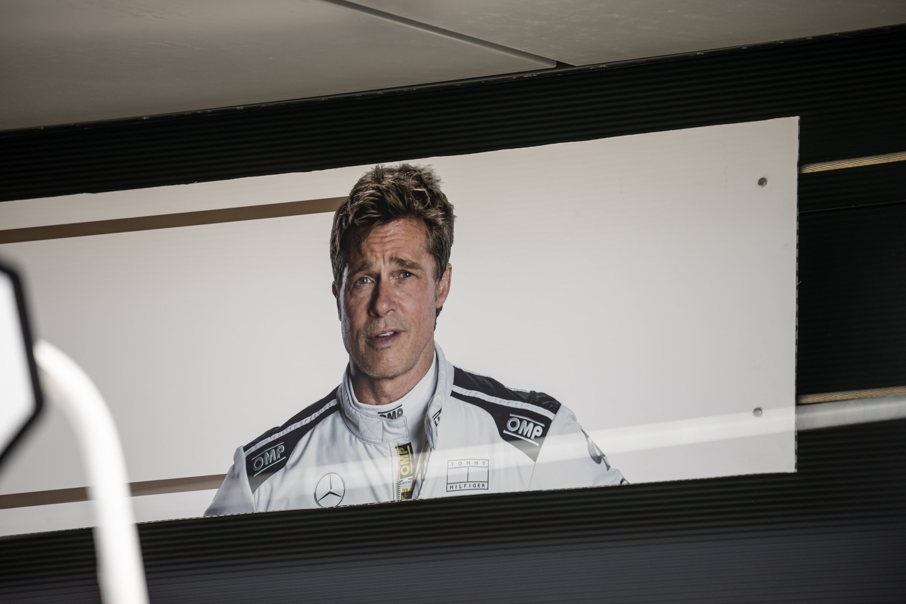 Gambar aktor AS Brad Pitt, memerankan Sonny Hayes, di garasi tim fiksi Apex untuk film yang terinspirasi F1 menjelang Formula Satu Grand Prix Inggris di trek balap Sirkuit Silverstone, Silverstone, Inggris, 6 Juli 2023. (Foto EPA)