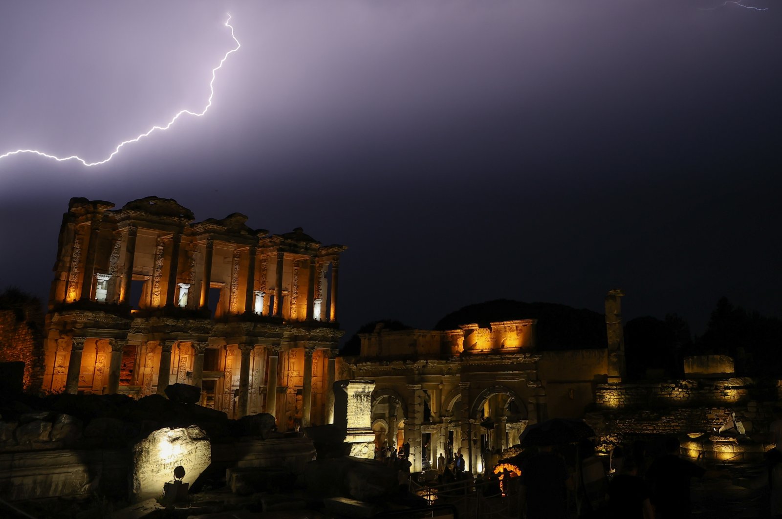 Petir menerangi langit di atas kota kuno Ephesus di Türkiye