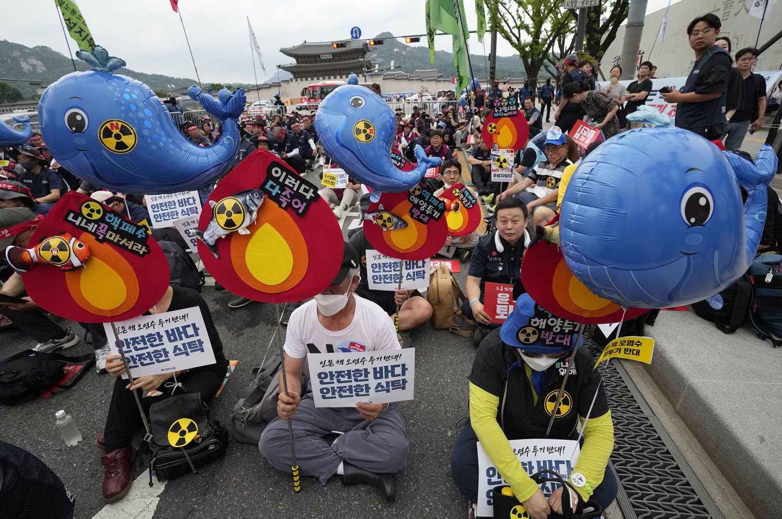Warga Korea Selatan memprotes pembuangan air limbah Fukushima oleh Jepang