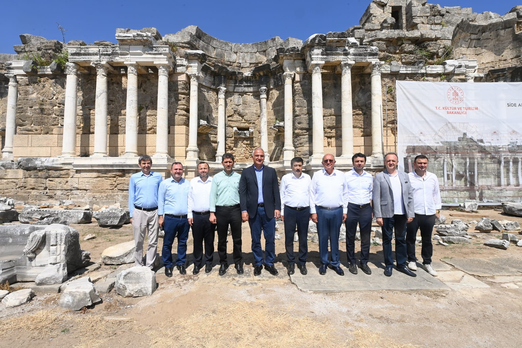 Menteri Kebudayaan dan Pariwisata Mehmet Nuri Ersoy (Tengah) mengunjungi kota kuno Side, Antalya, Türkiye, 30 Juni 2023. (Foto DHA)