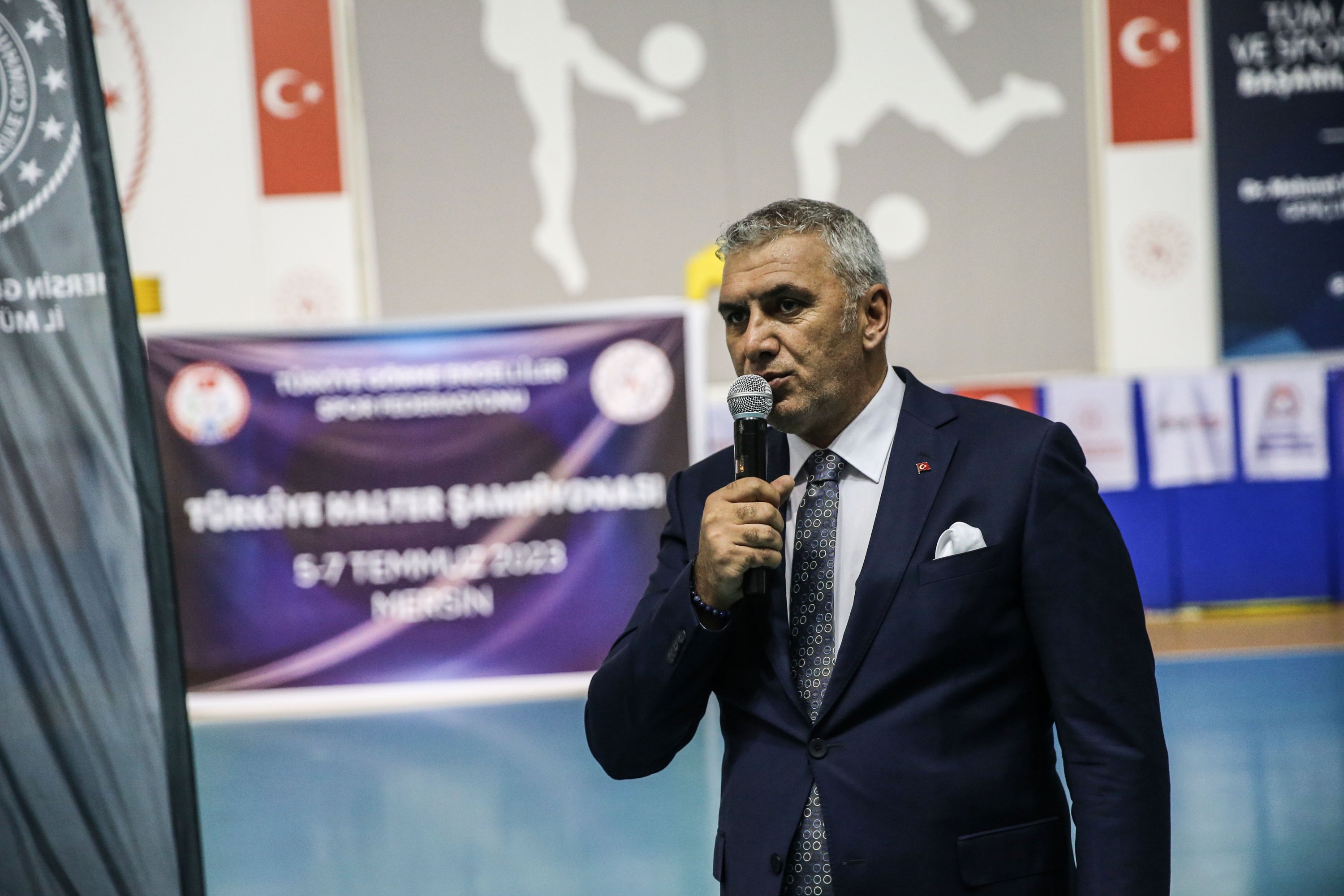 Ayhan Yıldırım, presiden Federasi Olahraga Tunanetra Turki, berbicara di Kejuaraan Türkiye Angkat Berat Tunanetra, Mersin, Türkiye, 7 Juli 2023. (Foto AA)