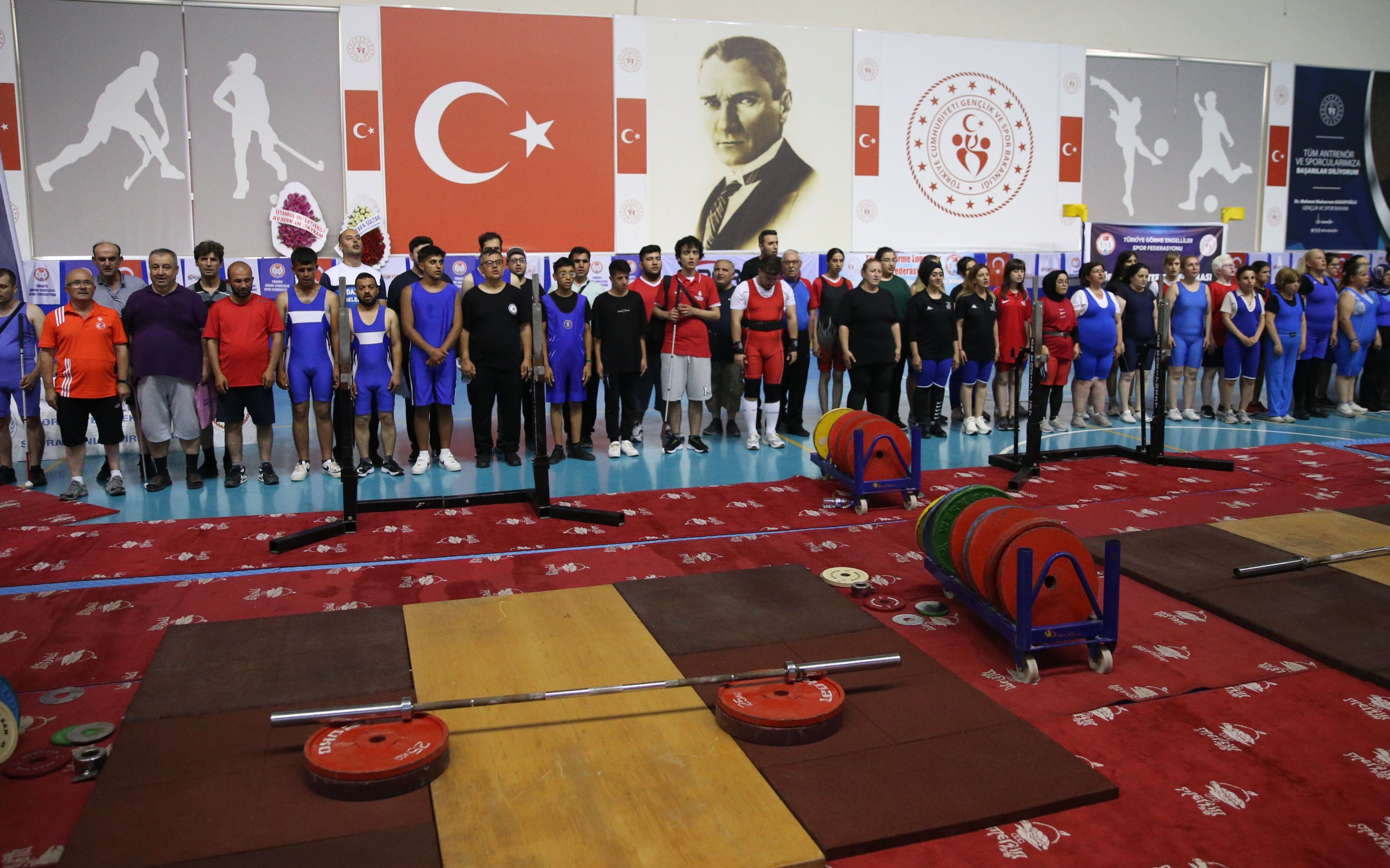 Atlet angkat besi tunanetra Turki berpose untuk foto di Kejuaraan Türkiye Angkat Berat Tunanetra, Mersin, Türkiye, 7 Juli 2023. (Foto AA)