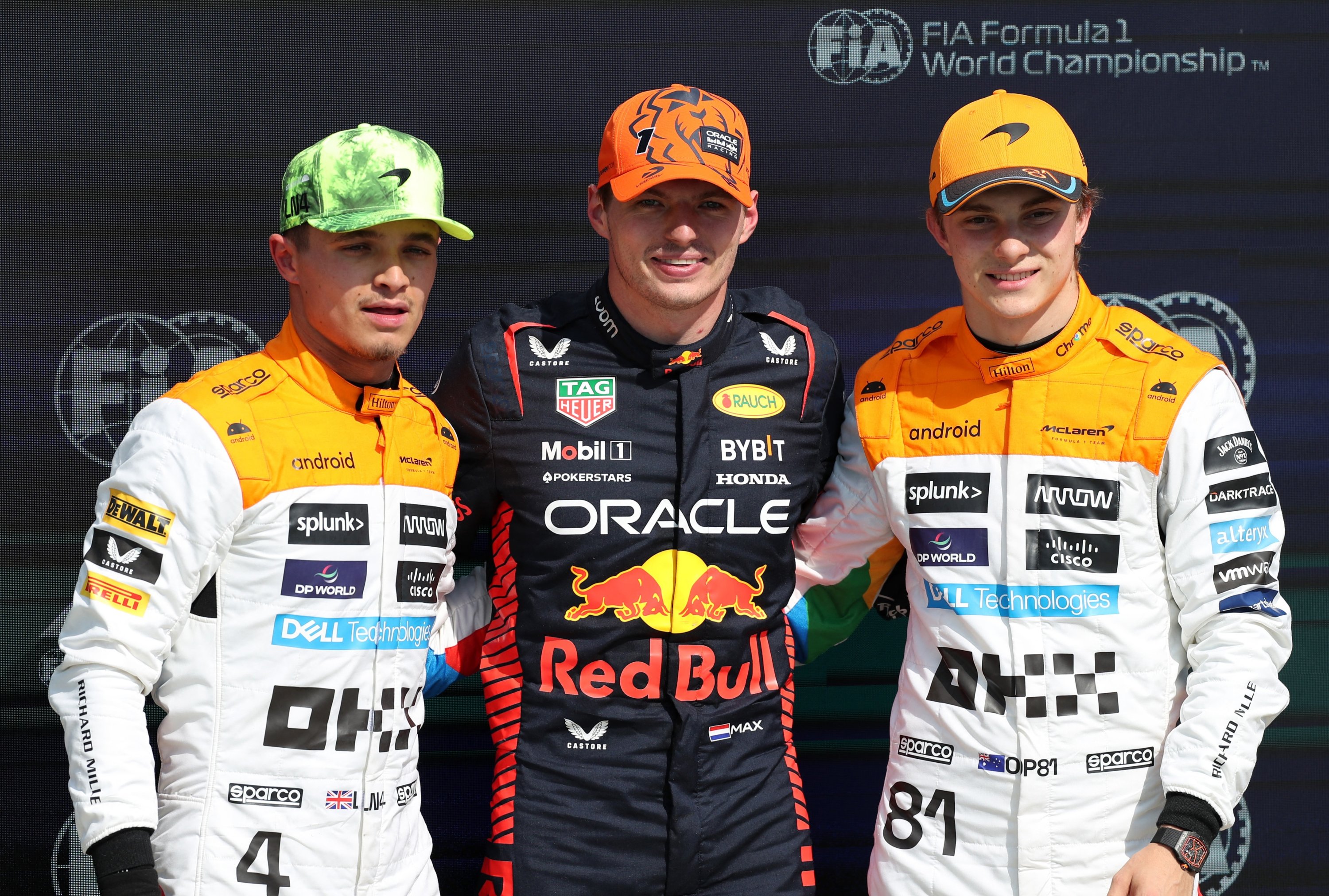 Pembalap Red Bull Max Verstappen (C) merayakan setelah lolos di posisi terdepan bersama Lando Norris (kiri) dari McLaren yang berada di posisi kedua dan Oscar Piastri dari McLaren yang berada di posisi ketiga selama F1, Grand Prix Inggris di Sirkuit Silverstone, Silverstone, Inggris., 8 Juli 202. ( Foto Reuters) 