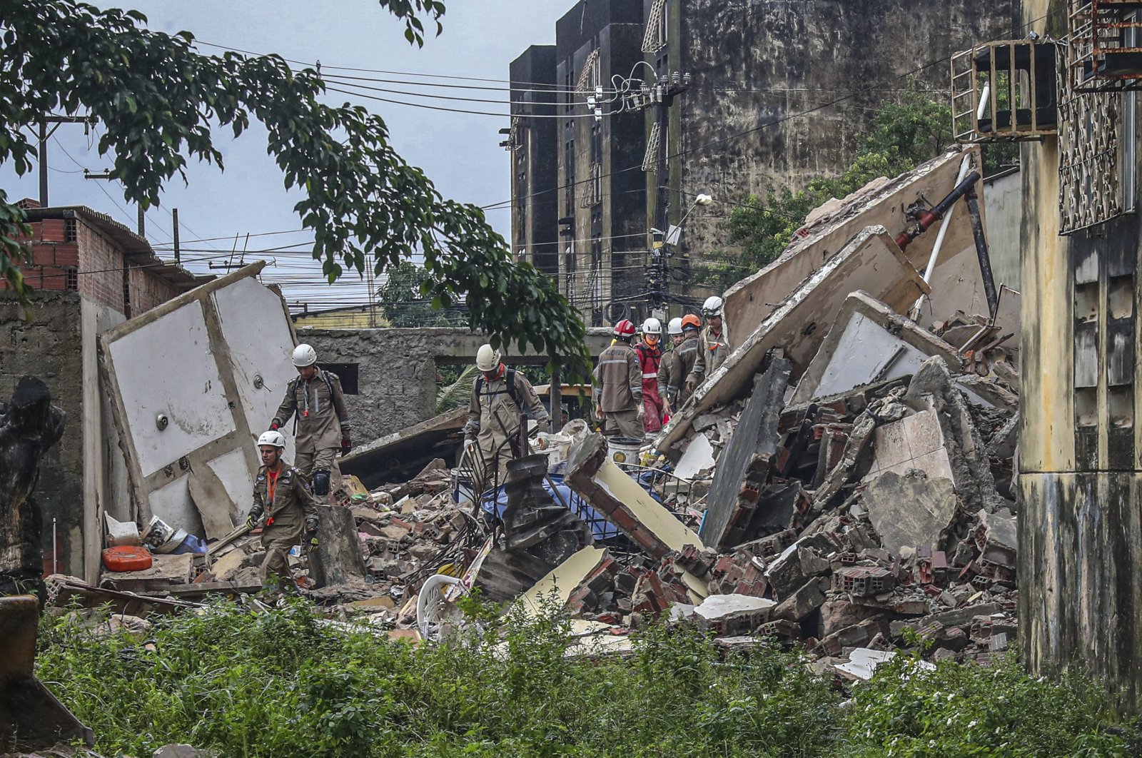 14 tewas setelah bangunan yang ditempati secara ilegal runtuh di Brasil