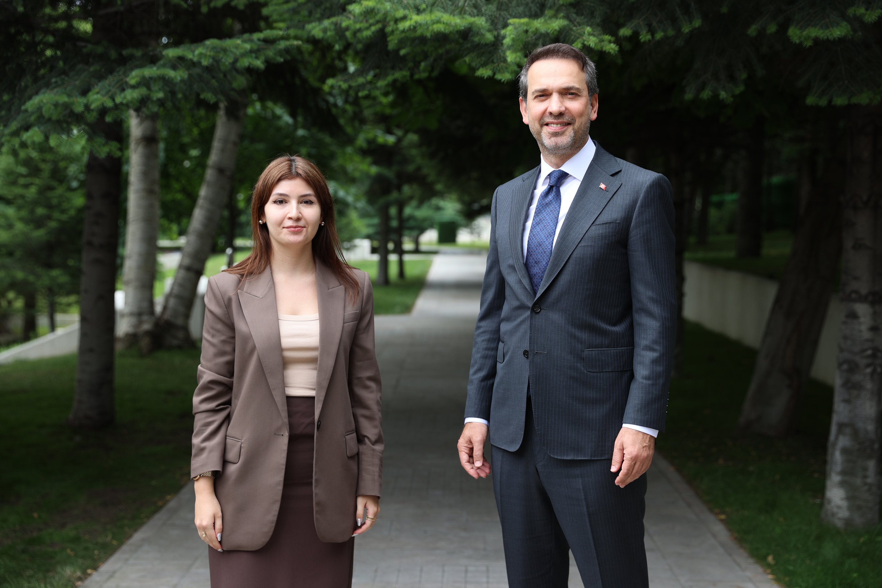 Menteri Energi dan Sumber Daya Alam Alparslan Bayraktar terlihat bersama Dilara Aslan Özer dari Harian Sabah di ibu kota Ankara, Türkiye, 7 Juli 2023 (Atas izin kementerian)