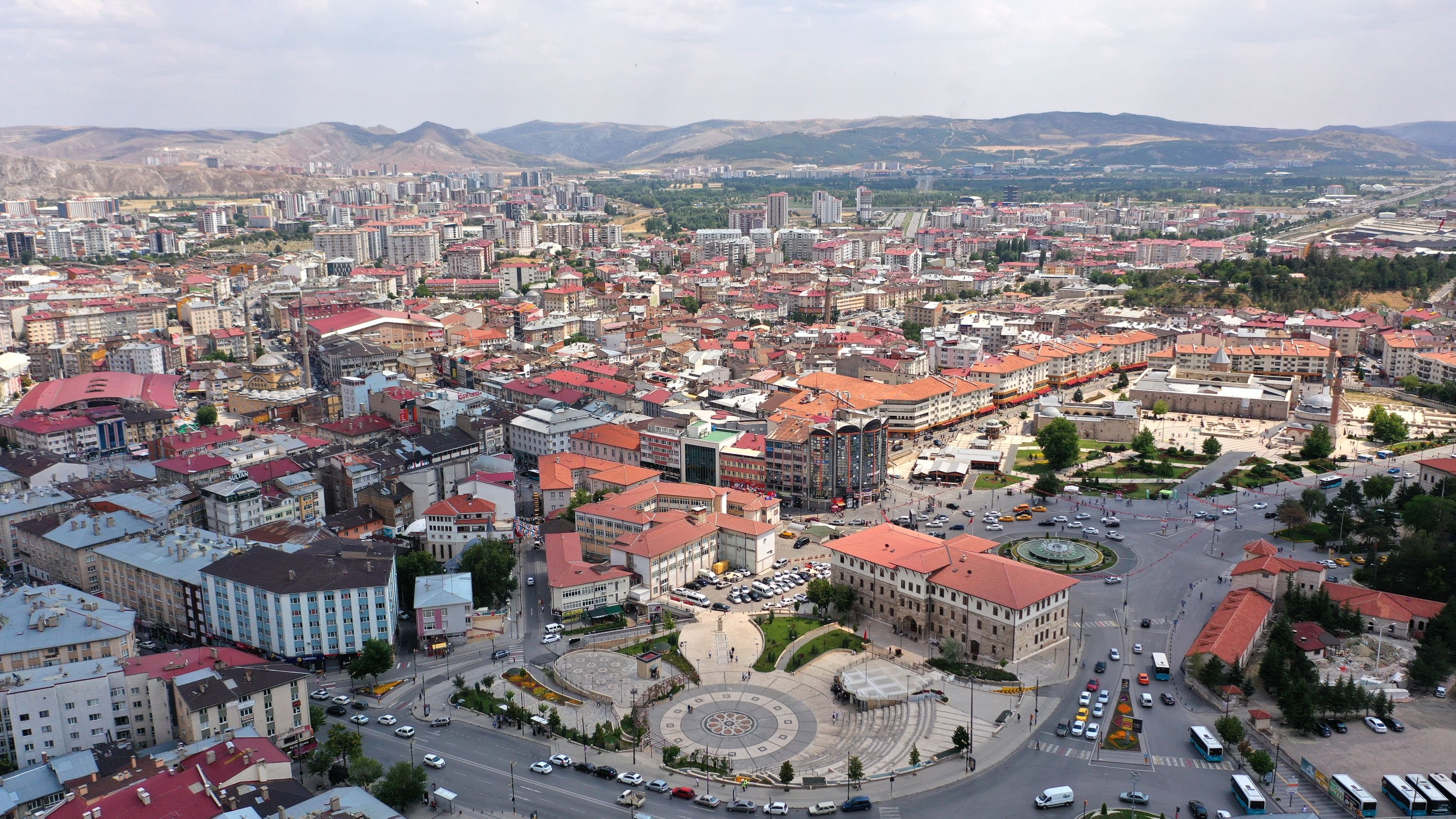 Pemandangan udara dari area luas yang meliputi pusat kota bersejarah, kandidat untuk Daftar Tentatif Warisan Budaya UNESCO, Sivas, Türkiye, 8 Juli 2023. (Foto DHA)
