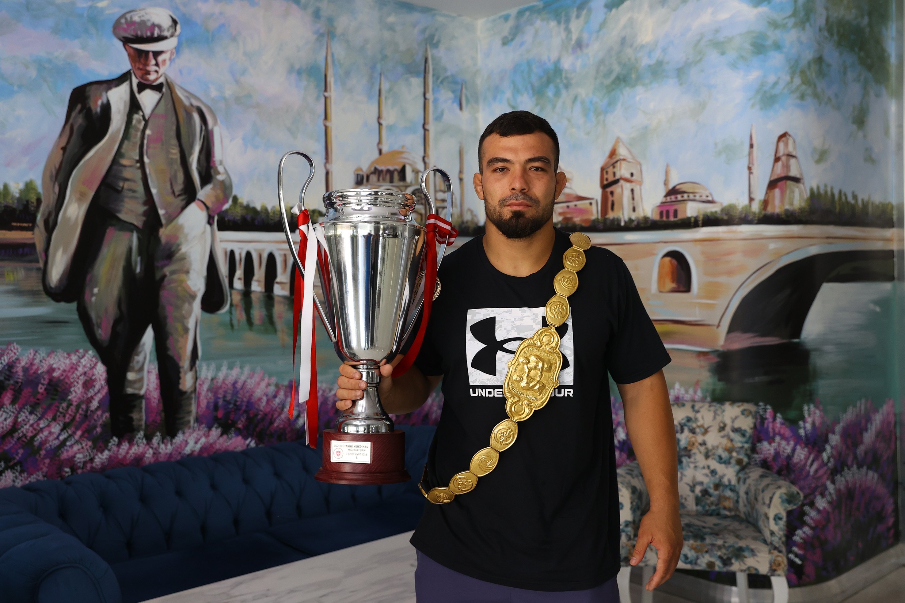 Yusuf Can Zeybek berfoto dengan piala dan sabuk emasnya setelah memenangkan Gulat Minyak Kırkpınar Bersejarah ke-662, Edirne, Türkiye, 9 Juli 2023. (Foto AA)