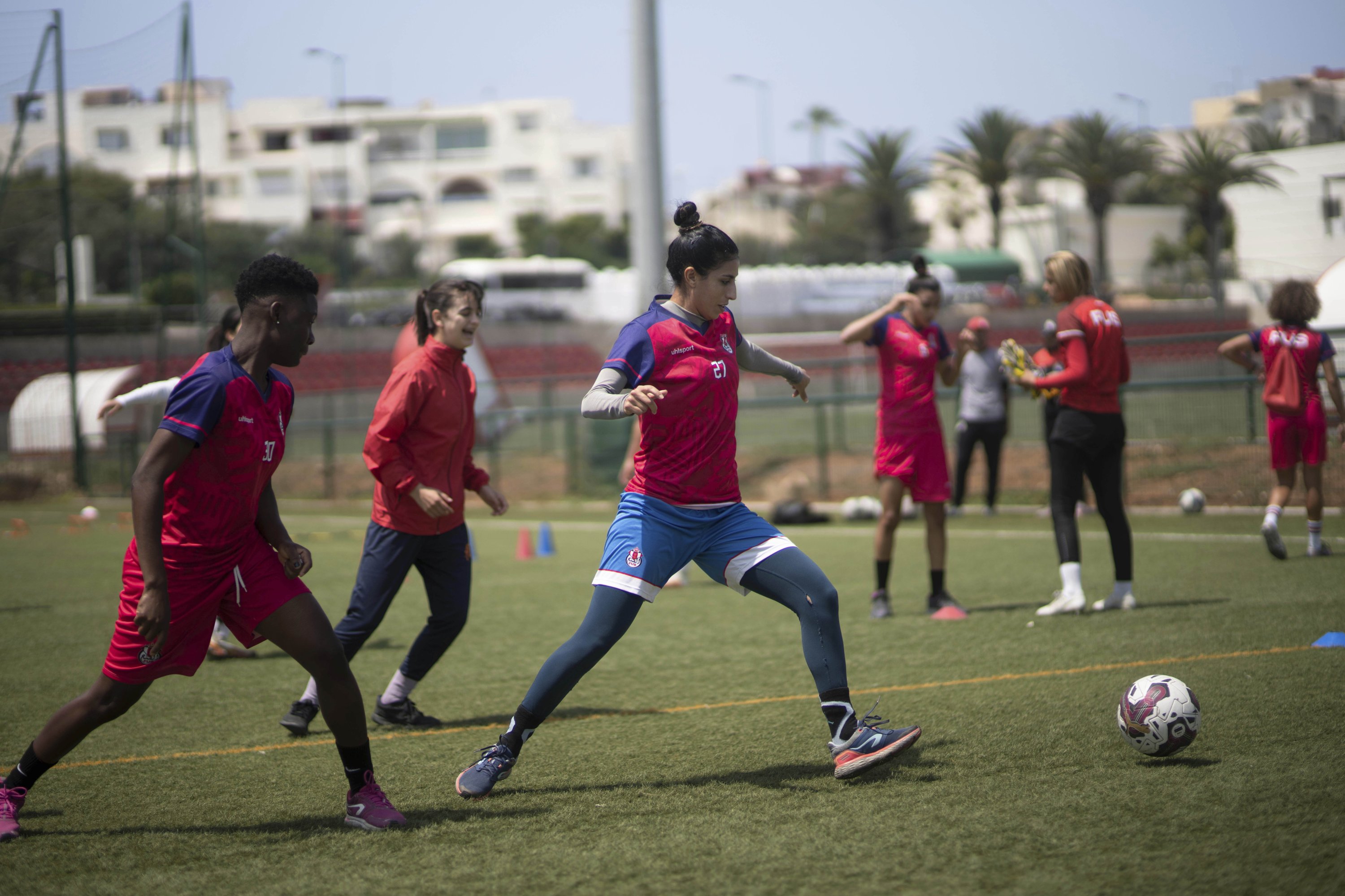 Para pemain putri tim sepak bola Fath Union Sport mengikuti sesi latihan, Rabat, Maroko, 19 Mei 2023. (Foto AP)