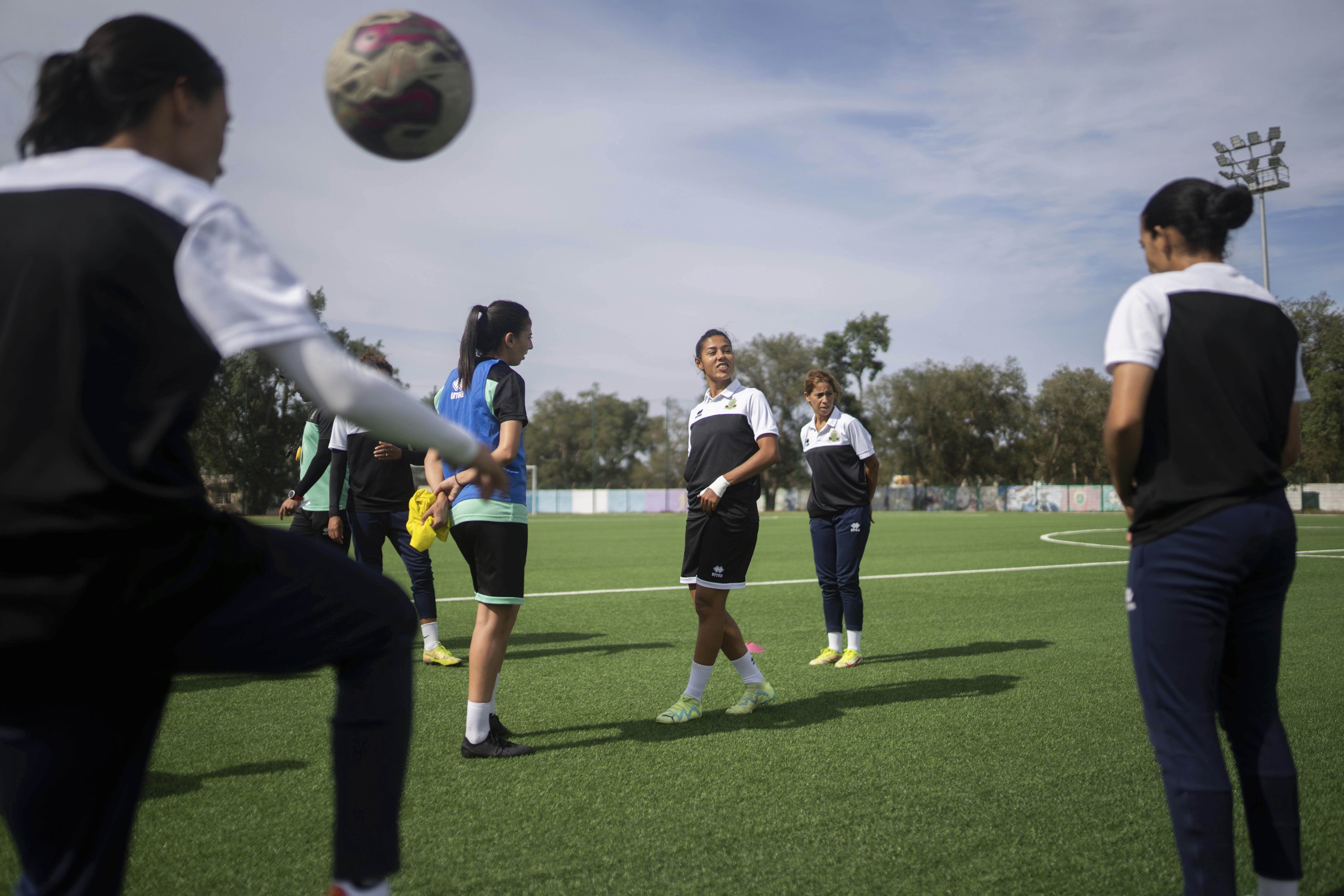 Para pemain putri tim sepak bola ASFAR mengikuti sesi latihan jelang pertandingan liga keesokan harinya, Rabat, Maroko, 16 Mei 2023. (Foto AP)