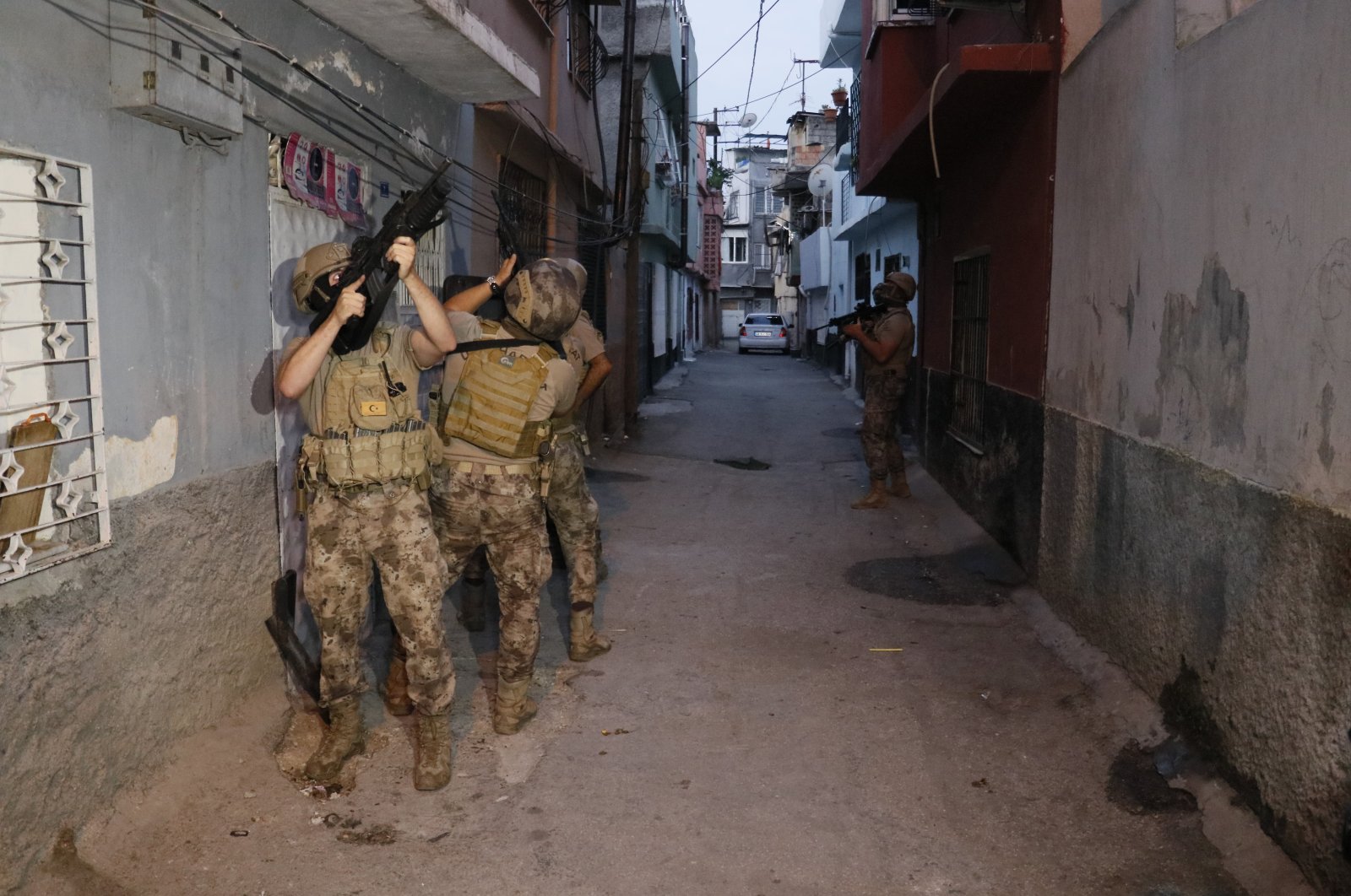 Police conduct an operation against Daesh in Adana, southeastern Türkiye, July 4, 2023. (IHA Photo)