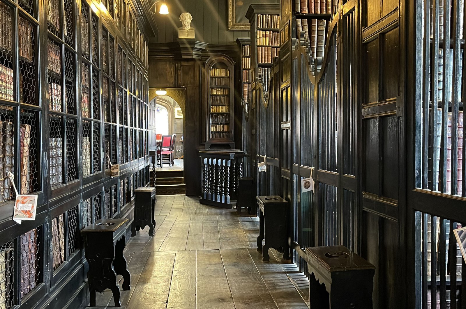 Perpustakaan umum pertama di dunia Inggris menampung Alquran bersulam emas