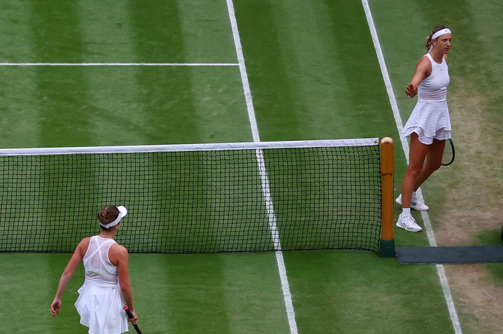 ‘Pertempuran ibu’ Wimbledon diakhiri dengan ejekan di tengah badai jabat tangan