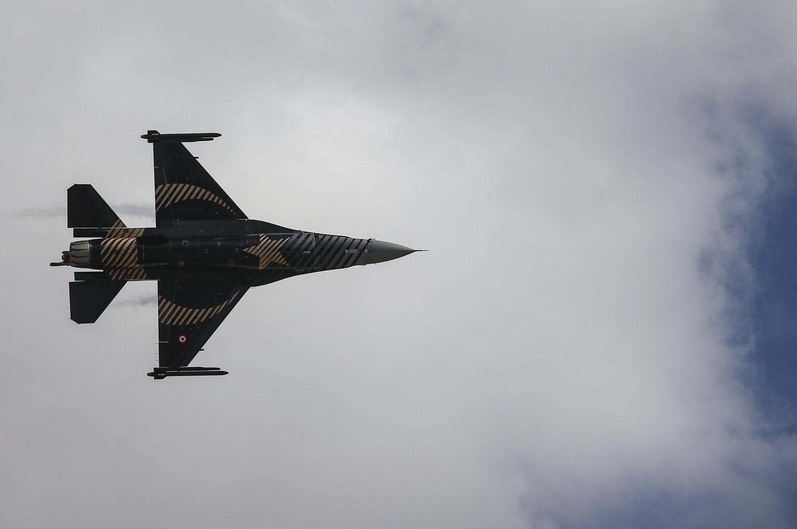 &#039;Solo Türk&#039;, an F-16 fighter plane, part of the aerobatic team of the Turkish Air Force, flies over Istanbul&#039;s new airport, during the Teknofest aviation, space and technology fair, Thursday, Sept. 20, 2018. (AP File Photo)