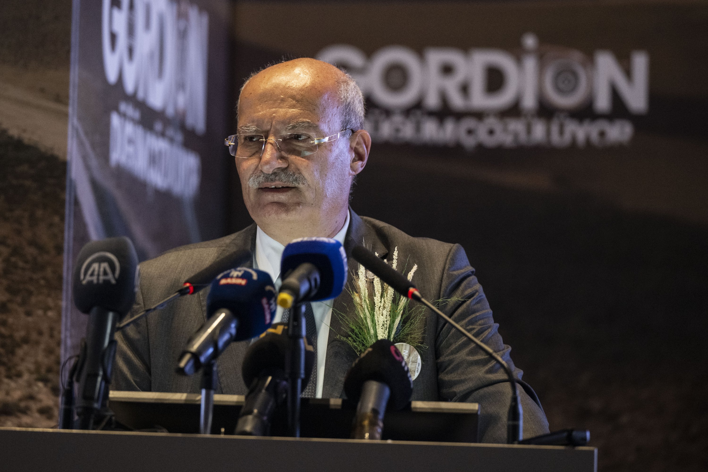 Presiden Kamar Dagang Ankara (ATO) Gürsel Baran berbicara selama konferensi yang berfokus pada kota kuno Gordon, Ankara, Türkiye, 10 Juli 2023. (Foto AA)