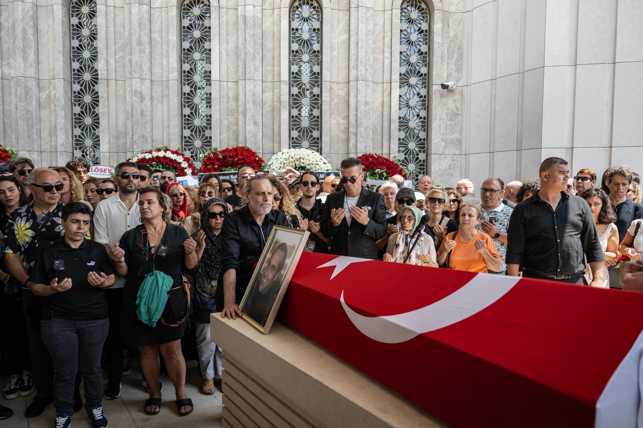 Doa pemakaman Özkan Uğur, aktor dan anggota grup MFÖ, yang meninggal dunia pada usia 69 tahun setelah lama berjuang melawan kanker, dilakukan di Masjid Taksim, Istanbul, Türkiye, 11 Juli 2023. (Foto AA)
