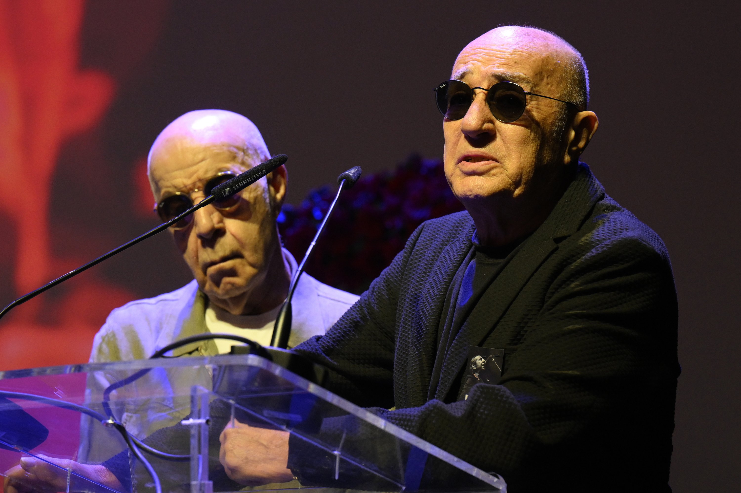 Anggota band MFÖ Fuat Güner (kanan) dan Mazhar Alanson (kiri), yang menghadiri upacara tersebut, memberikan pidato, Istanbul, Türkiye, 11 Juli 2023. (Foto AA)