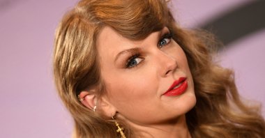 U.S. singer Taylor Swift poses in the press room after winning six awards at the 50th Annual American Music Awards at the Microsoft Theater in Los Angeles, California, U.S., Nov. 20, 2022. (AFP Photo)