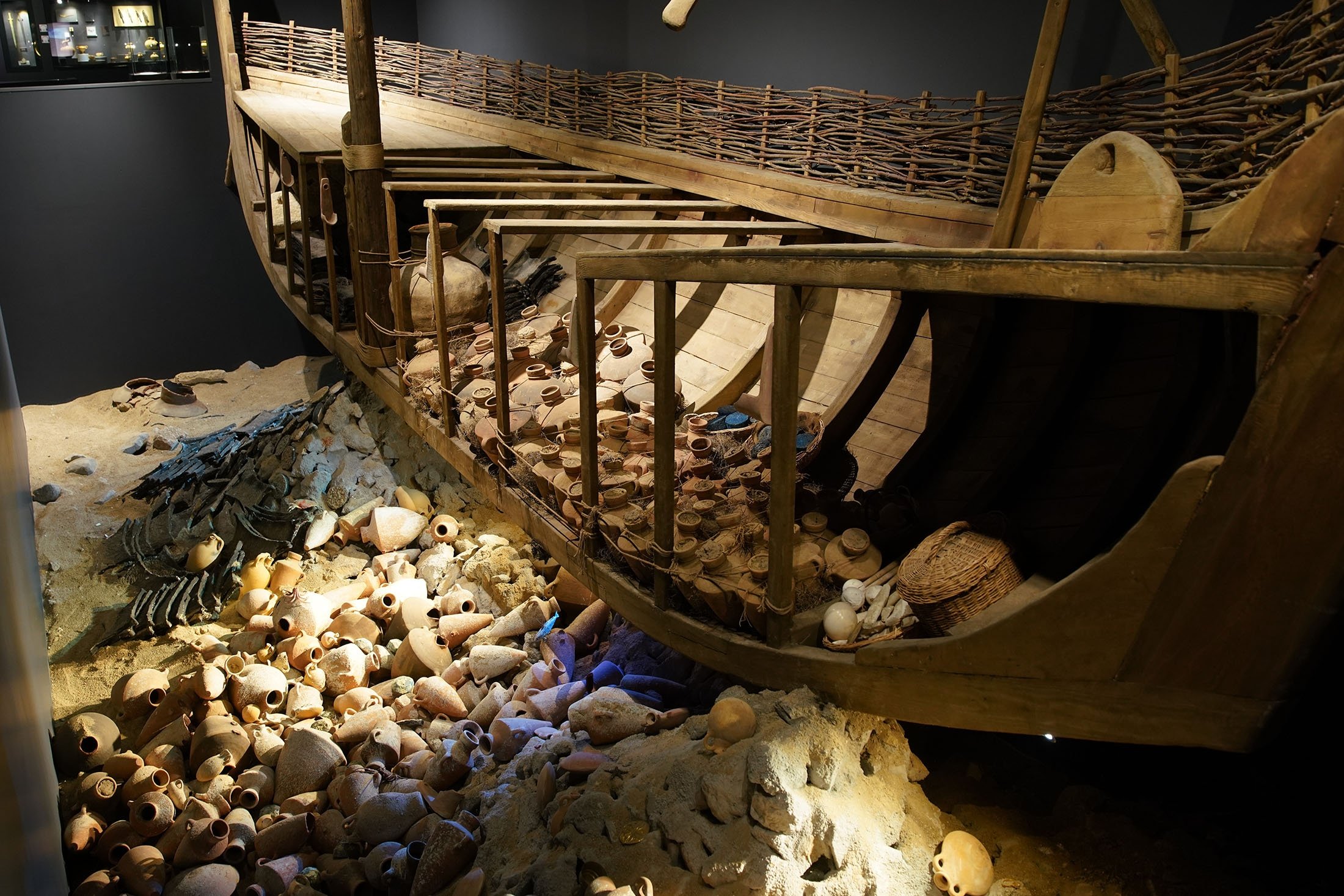 Bangkai kapal kuno dan artefak dipamerkan di sebuah museum, di Muğla, Türkiye, 15 April 2023. (Foto Shutterstock)