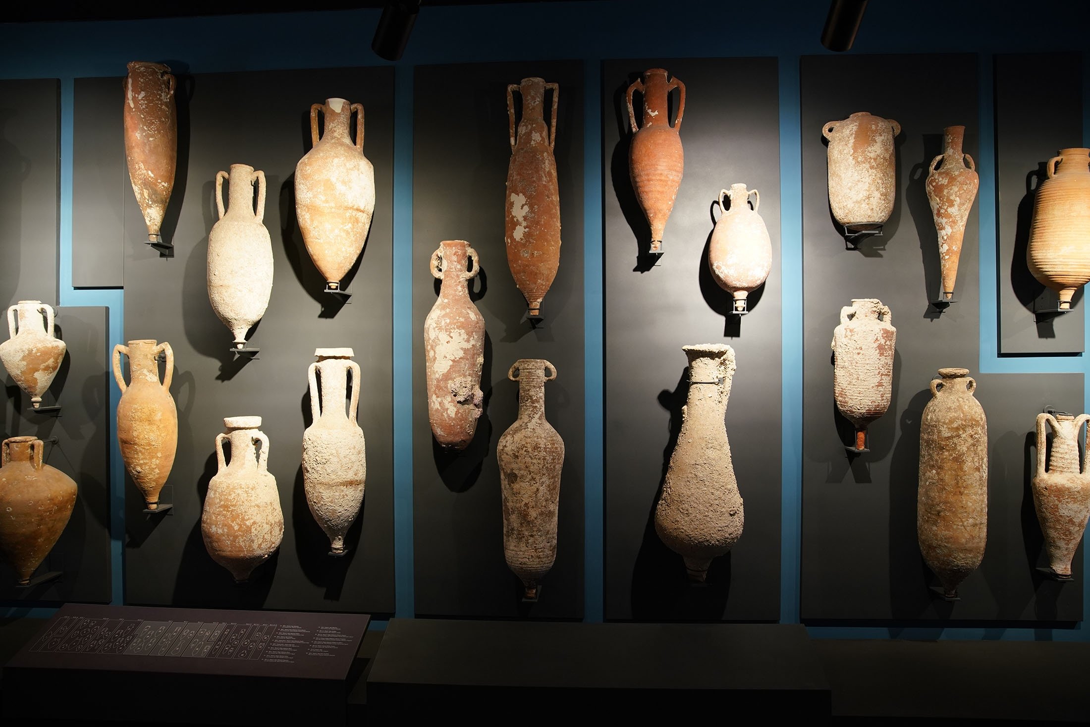 Artefak amphora kuno dipajang di sebuah museum, di Muğla, Türkiye, 15 April 2023. (Foto Shutterstock)