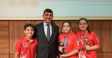 Kutay Sakmak, Şehitkamil Mayor Rıdvan Fadıloğlu, Dila Baloğlu and Beren Kalyoncu pose for a photo at the Şehitkamil Belediye Sports Club, Gaziantep, Türkiye, July 12, 2023. (IHA Photo)