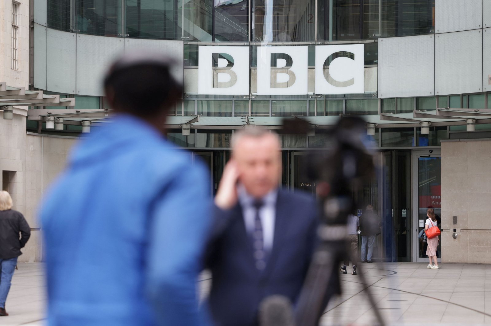 Tuduhan baru terhadap presenter bintang meningkatkan tekanan pada BBC