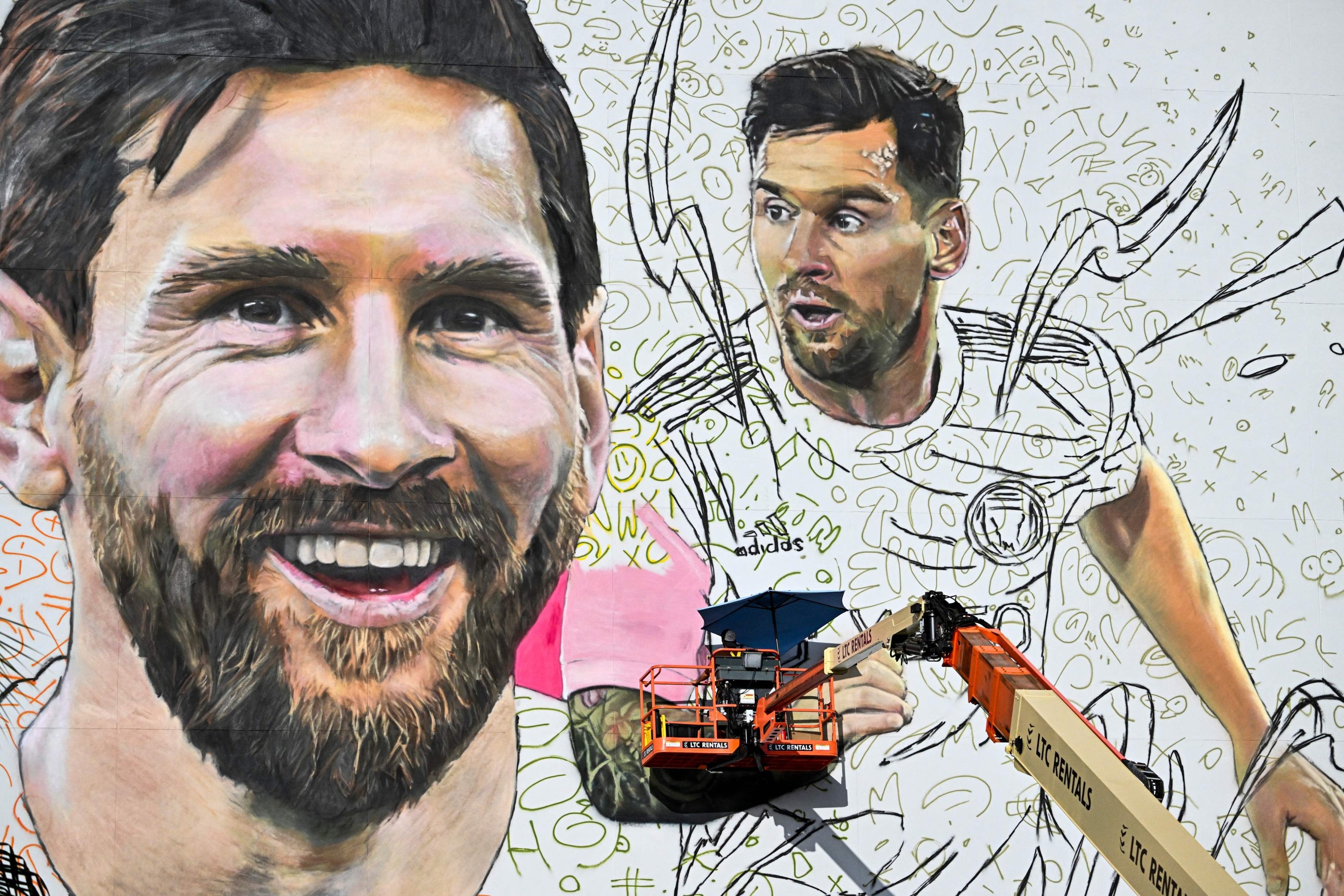 Artis Argentina Maximiliano Bagnasco melukis mural raksasa bintang sepak bola internasional Lionel Messi di Wynwood, distrik seni Miami, Miami, Florida, AS, 10 Juli 2023. (AFP Photo)