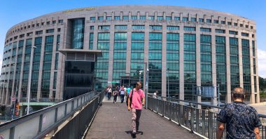 People pass by the Istanbul courthouse, Türkiye, July 20, 2019. (Shutterstock Photo)