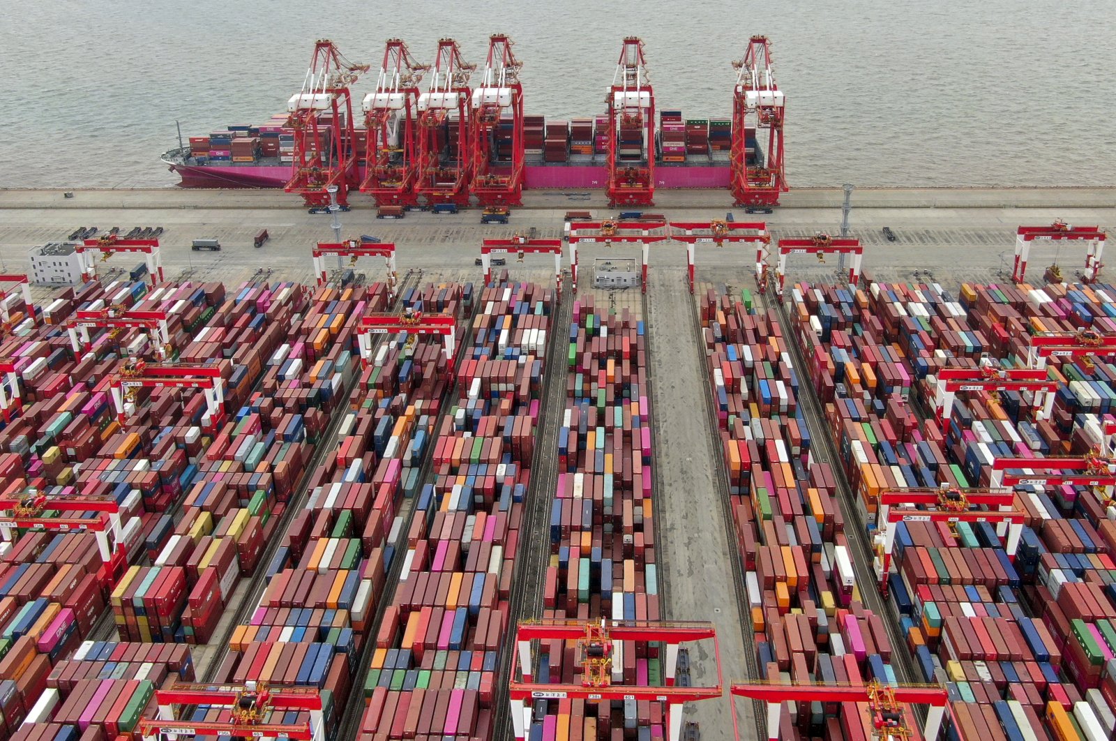 Ekspor China turun paling banyak dalam 3 tahun karena ekonomi global terputus-putus