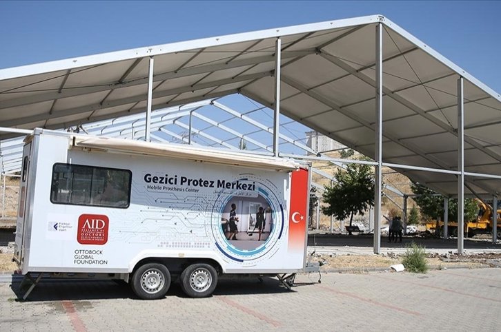 Doktorlar, Türk depremzedelere ücretsiz telafi edici bakım sağlamak için gönüllü oldu