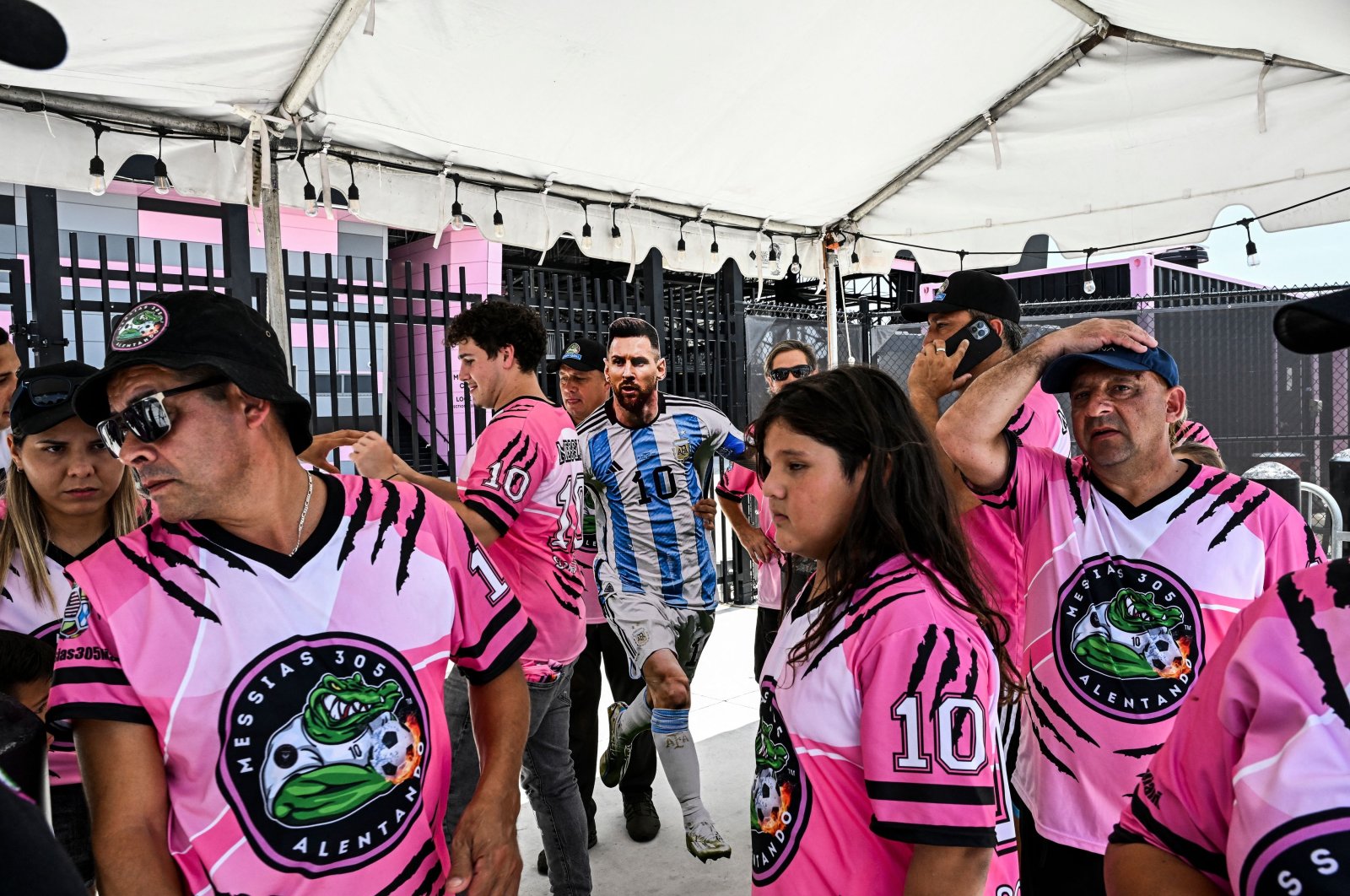 Fans of Argentine football player Lionel Messi wait for his arrival at the DRV PNK Stadium in Fort Lauderdale ahead of his debut in the Major League Soccer (MLS) with Inter Miami, Florida, US., July 11, 2023. (AFP Photo)