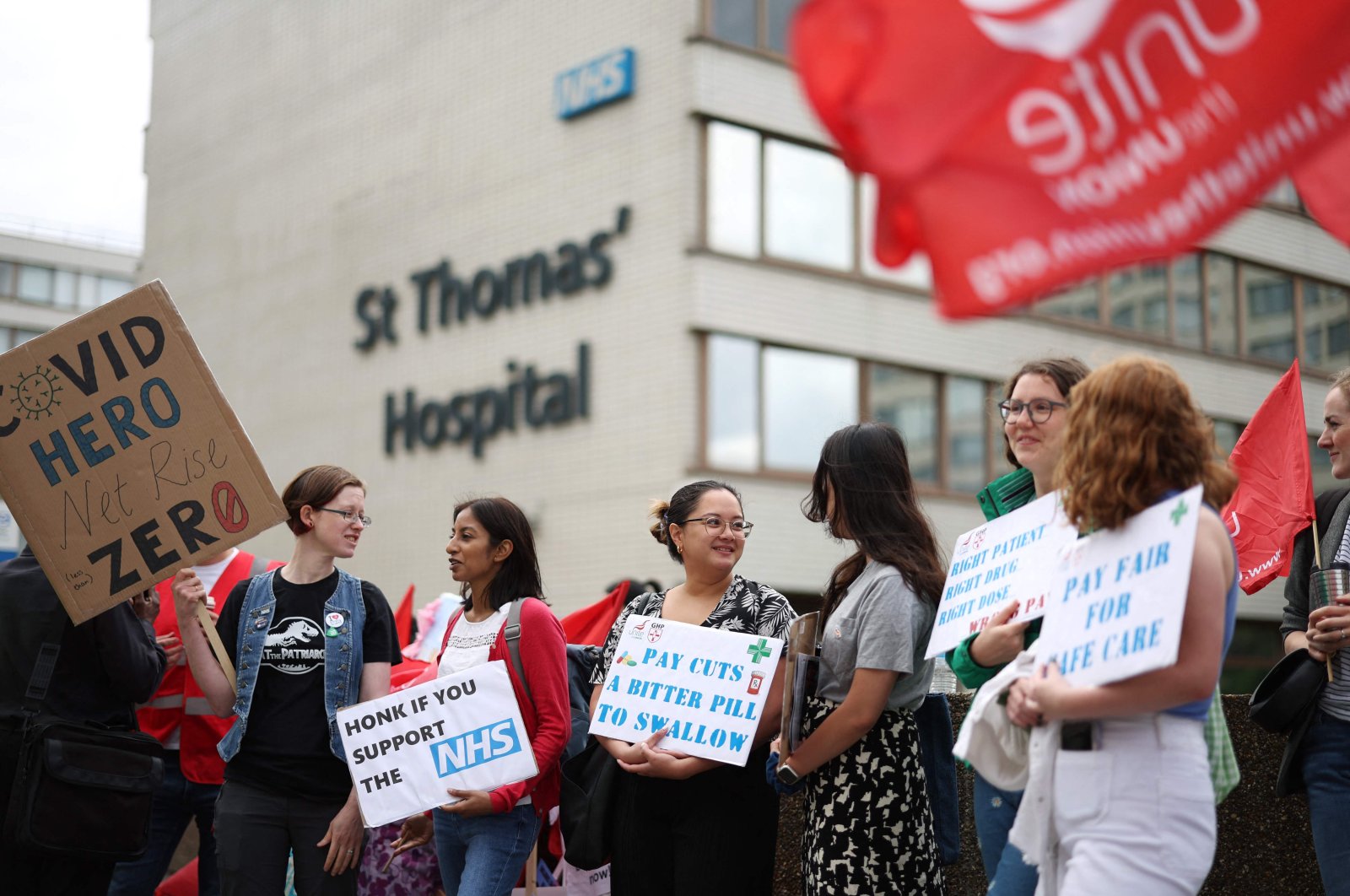 Dokter keluar dalam pemogokan terbesar layanan kesehatan Inggris