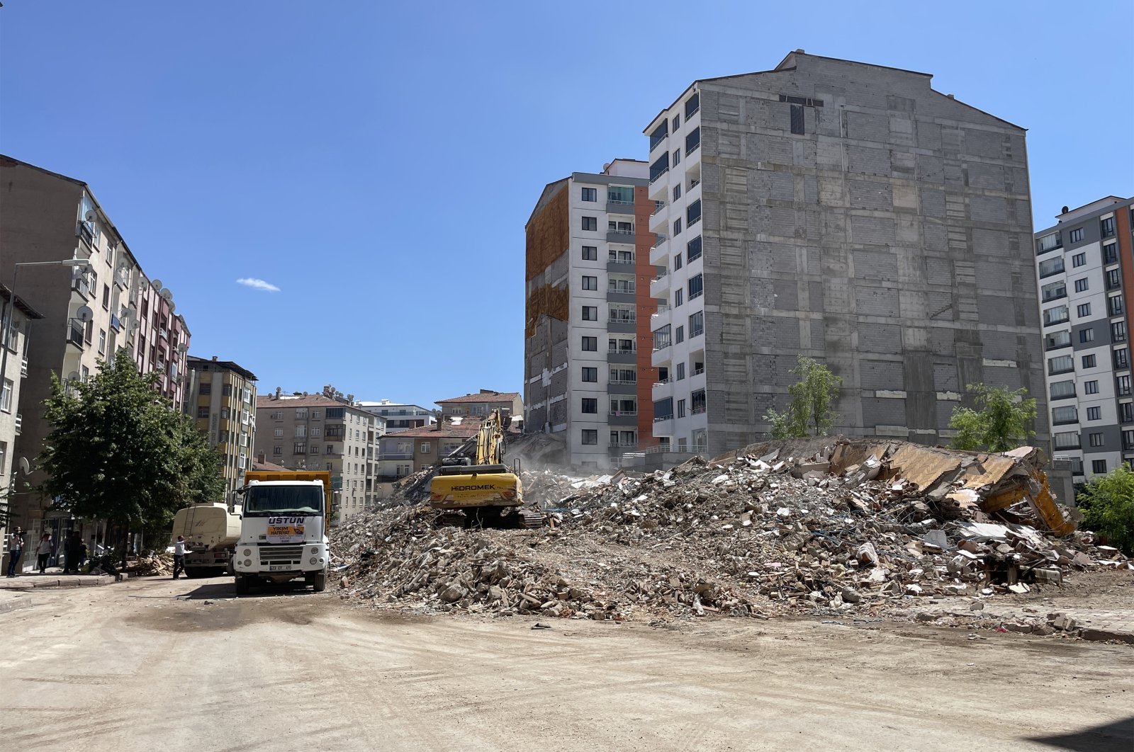 Bulldozers raze a building damaged in the earthquakes, in Elazığ, eastern Türkiye, July 11, 2023. (AA Photo) 