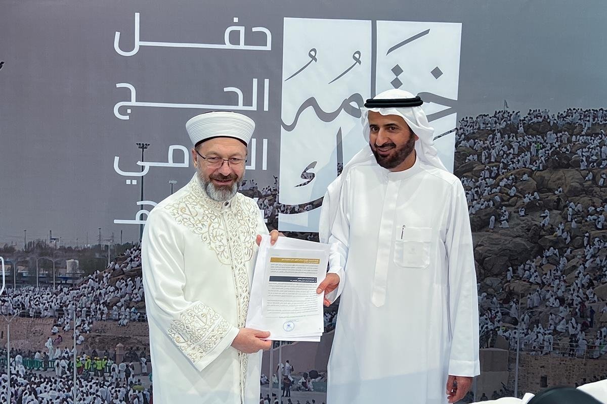 Tawfiq bin Fawzan Al Rabiah (R), Saudi Arabia&#039;s minister of Hajj and Umrah, presents the award to the head of the Presidency of Religious Affairs in Türkiye Ali Erbaş, Mecca, Saudi Arabia, July 1, 2023. (AA Photo)